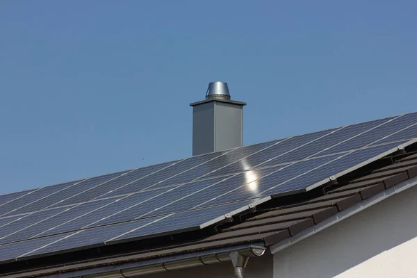 德国南部有建筑脚手架的屋顶上的太阳能电池板 — 图库照片