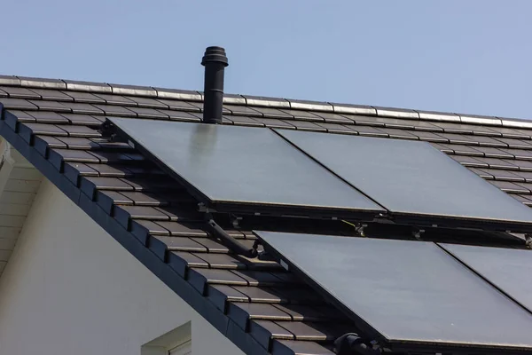 德国南部有建筑脚手架的屋顶上的太阳能电池板 — 图库照片