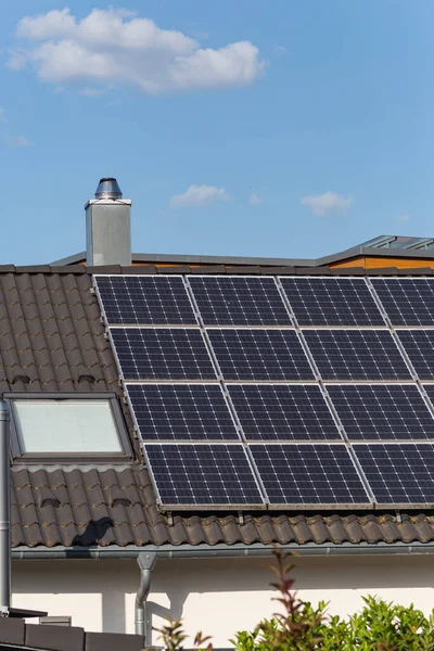 德国南部城市建筑屋顶的太阳能电池板屋顶 绿色植物阳光普照 — 图库照片