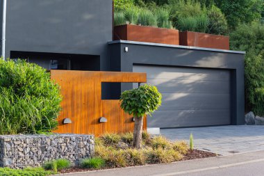 Güney Almanya 'da modern bir ev cephesinde garaj garajı yaz güneşinde ve mavi gökyüzünde.