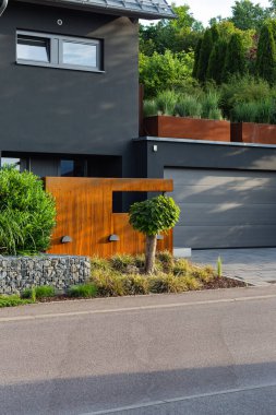 Güney Almanya 'da modern bir ev cephesinde garaj garajı yaz güneşinde ve mavi gökyüzünde.