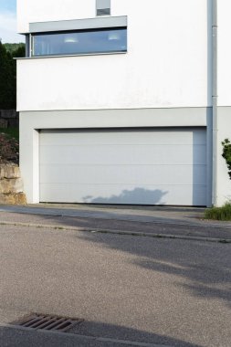 Güney Almanya 'da modern bir ev cephesinde garaj garajı yaz güneşinde ve mavi gökyüzünde.