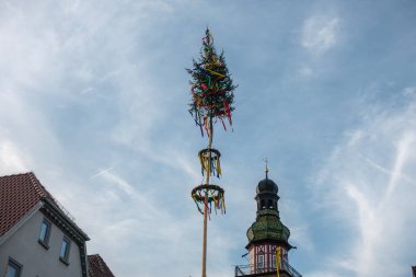 Güney Almanya 'nın tarihi şehrinde güneşli bir ilkbahar gününde mavi gökyüzü