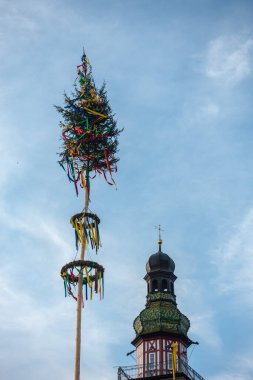 Güney Almanya 'nın tarihi şehrinde güneşli bir ilkbahar gününde mavi gökyüzü