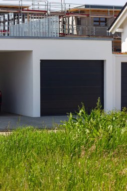 Güney Almanya 'da modern bir ev cephesinde garaj garajı yaz güneşinde ve mavi gökyüzünde.
