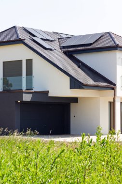 Güney Almanya 'da modern bir ev cephesinde garaj garajı yaz güneşinde ve mavi gökyüzünde.