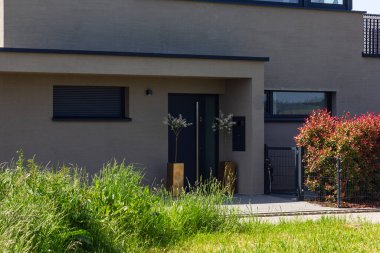 Güney Almanya 'da güneşli bir günde modern ev cephesi girişi