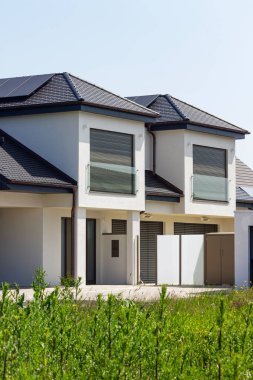 Güney Almanya 'da güneşli bir günde modern ev cephesi girişi