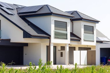 Güney Almanya 'da güneşli bir günde modern ev cephesi girişi