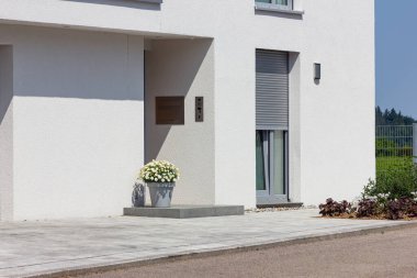 Güney Almanya 'da güneşli bir günde modern ev cephesi girişi