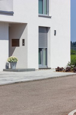 Güney Almanya 'da güneşli bir günde modern ev cephesi girişi