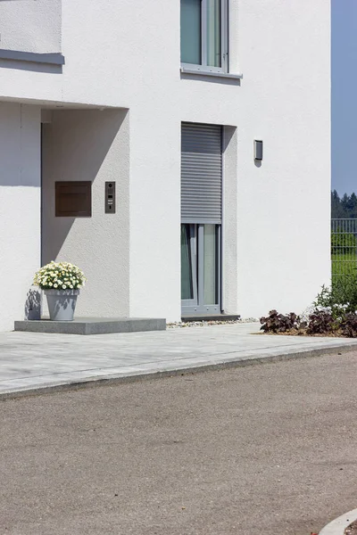 Moderna Casa Fachada Entrada Área Sul Alemanha Dia Ensolarado — Fotografia de Stock