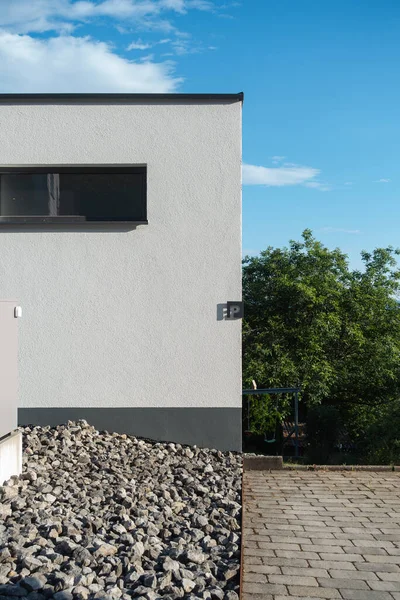 Wärmepumpe Einem Neubaugebiet Mit Modernen Hausfassaden Süddeutschlands Einem Sonnigen Sommertag — Stockfoto