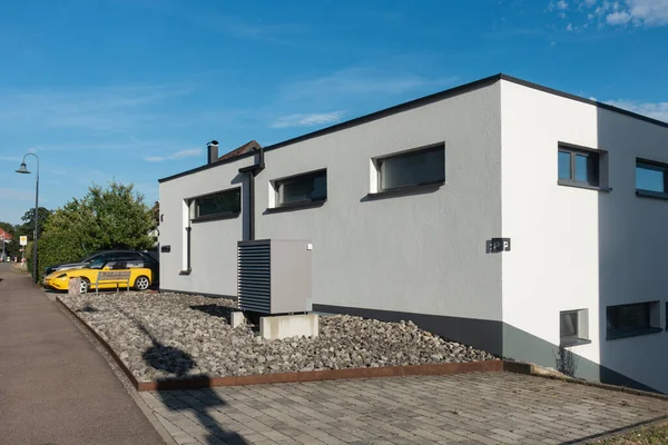 Wärmepumpe Einem Neubaugebiet Mit Modernen Hausfassaden Süddeutschlands Einem Sonnigen Sommertag lizenzfreie Stockfotos