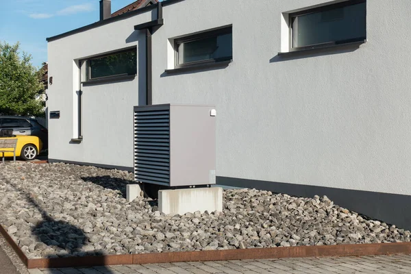 Wärmepumpe Einem Neubaugebiet Mit Modernen Hausfassaden Süddeutschlands Einem Sonnigen Sommertag Stockbild