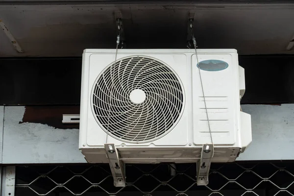 炎热的夏日 德国南部历史名城建筑立面的空调机 — 图库照片