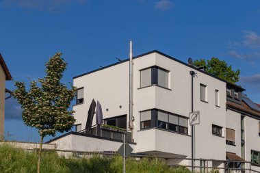 Modern ev cephesi baca pencereli balkon Güney Almanya 'da mavi gökyüzü yaz günü