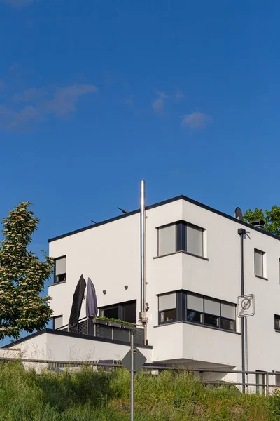Modern Ház Homlokzat Kémény Ablakokkal Erkély Kék Délnémet Nyári Napon — Stock Fotó