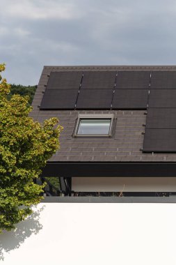 Güney Almanya 'da gökyüzü mavi yaz gününde çatıda yeni bir inşaat alanı var.