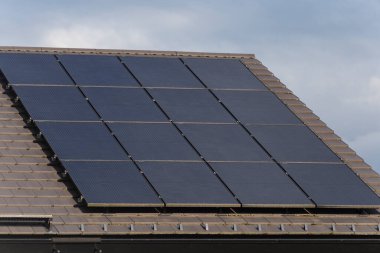 Güney Almanya 'da çatısı güneş paneli olan yeni bina. Mavi gökyüzü günü.