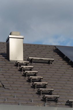 Güney Almanya 'da güneş paneli ve çatısı olan yeni bir bina.