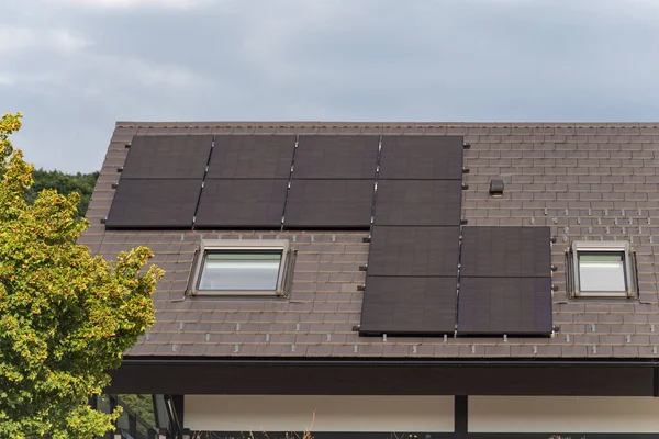 Nowy Budynek Panelem Słonecznym Dachu Południowych Niemczech Lato Niebieski Niebo — Zdjęcie stockowe