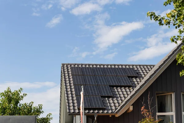 Neubaugebiet Mit Solaranlage Auf Dach Süddeutschland Sommerblauer Himmelstag — Stockfoto