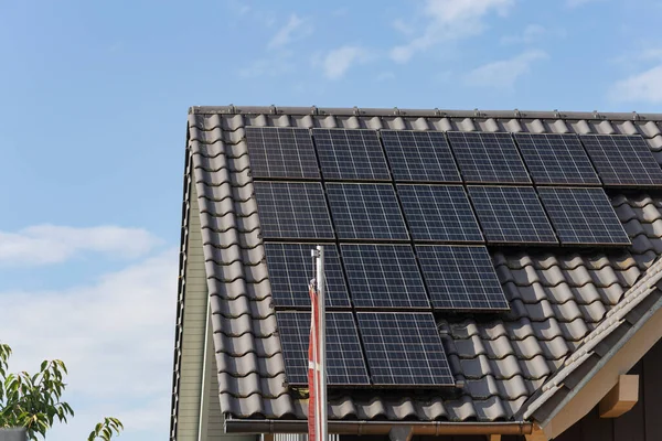 Nowy Budynek Panelem Słonecznym Dachu Południowych Niemczech Lato Niebieski Niebo — Zdjęcie stockowe