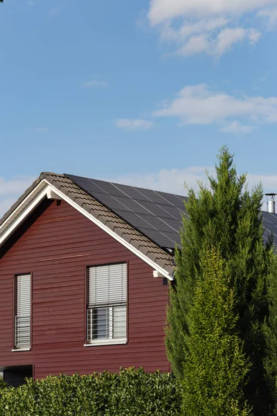Fertighausfassade Holzbauweise Mit Sonnenkollektoren Auf Dem Dach Süddeutschland — Stockfoto