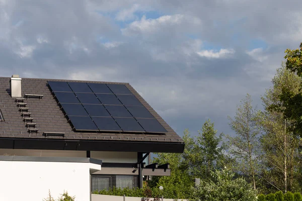 Nowy Budynek Panelem Słonecznym Kominem Dachu Południowych Niemczech Lato Niebieski — Zdjęcie stockowe