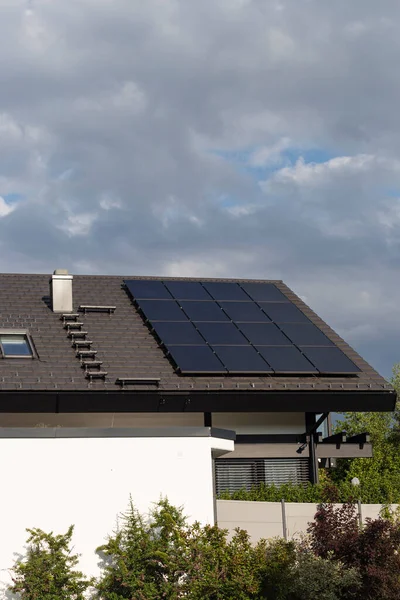 Nowy Budynek Panelem Słonecznym Kominem Dachu Południowych Niemczech Lato Niebieski — Zdjęcie stockowe