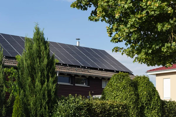 Neubau Mit Solaranlage Auf Dach Und Garten Grüner Baumstrauch Süddeutschland — Stockfoto
