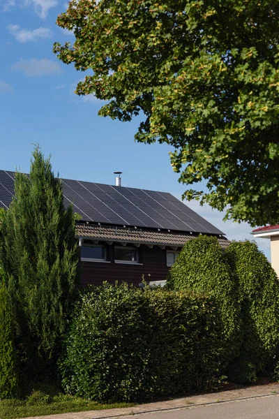 Nowy Budynek Panelem Słonecznym Dachu Ogród Zielony Krzew Drzewa Południowych — Zdjęcie stockowe