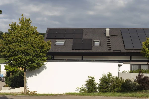 Byggnad Område Med Solpanel Taket Södra Tyskland Många Sommar Blå Royaltyfria Stockbilder