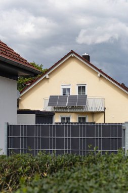 Güney Almanya 'da bir yaz öğleden sonra çatı katı ön cepheli balkon santrali.