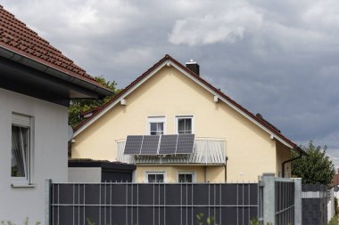 Güney Almanya 'da bir yaz öğleden sonra çatı katı ön cepheli balkon santrali.