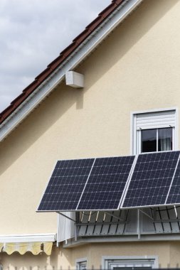 Güney Almanya 'da bir yaz öğleden sonra çatı katı ön cepheli balkon santrali.