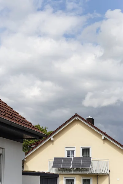 南ドイツの夏の午後に屋上ハウスファサードを備えたバルコニー発電所 — ストック写真