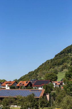 Güney Almanya 'da Eylül ayında çatılarda güneş paneli bulunan rufal şişesi.