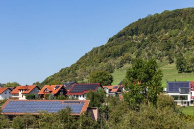 Güney Almanya 'da Eylül ayında çatılarda güneş paneli bulunan rufal şişesi.