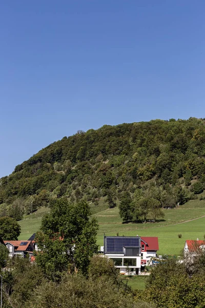 德国南部农村屋顶上安装了太阳能电池板的防老墙 — 图库照片