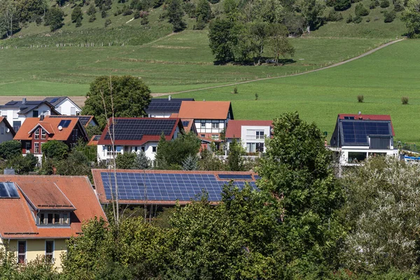 Fläschchen Mit Solarzellen Auf Dächern Auf Süddeutschem Land September Stockbild