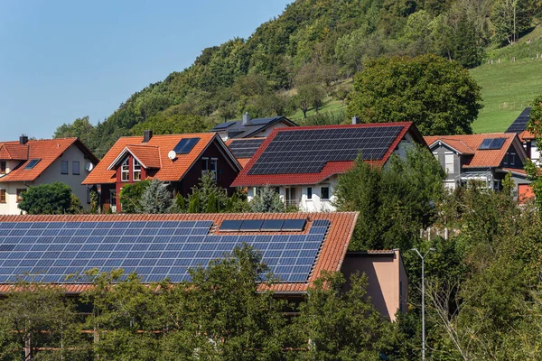 Fläschchen Mit Solarzellen Auf Dächern Auf Süddeutschem Land September Stockbild