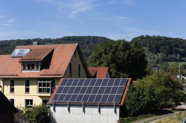 Güney Almanya 'da Eylül ayında çatılarında güneş paneli olan rufal köyü