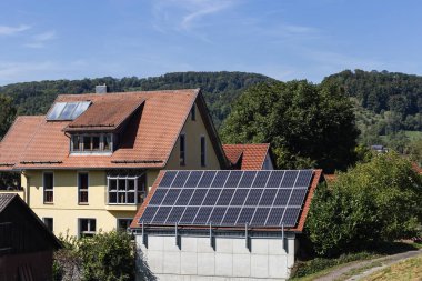 Güney Almanya 'da Eylül ayında çatılarında güneş paneli olan rufal köyü