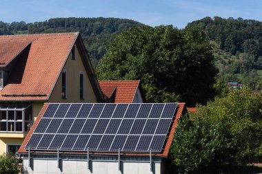Güney Almanya 'da Eylül ayında çatılarında güneş paneli olan rufal köyü
