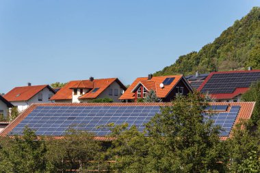Güney Almanya 'da Eylül ayında çatılarında güneş paneli olan rufal köyü