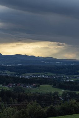 Güney Almanya kırsal Alp Dağları 'nda fırtınalı bulutlu gün batımı akşamı