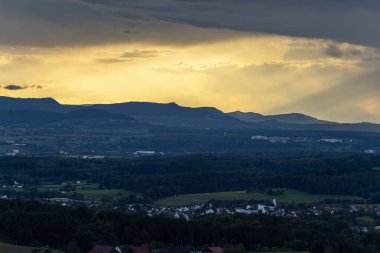 Güney Almanya kırsal Alp Dağları 'nda fırtınalı bulutlu gün batımı akşamı