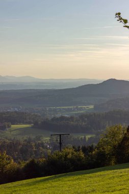 Kırsal kesimde Alman manzarası ve ufukta dağlar var Eylül akşamında.